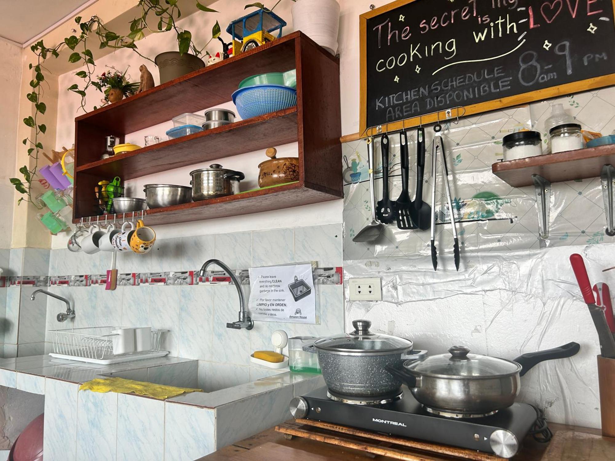Amazon House Hostel Икитос Экстерьер фото